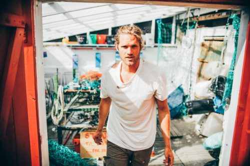 Simen Knudsen jobber med å ta vare på havet. Foto