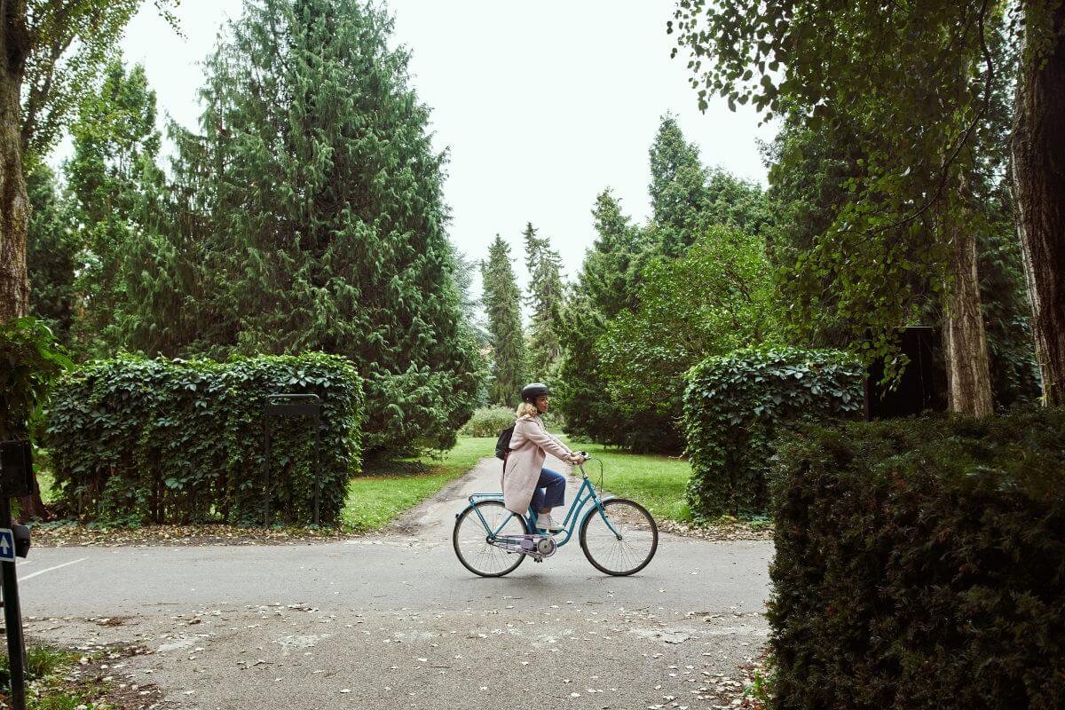 Kvinne på sykkeltur som etterpå må vaske sykkel. FOTO