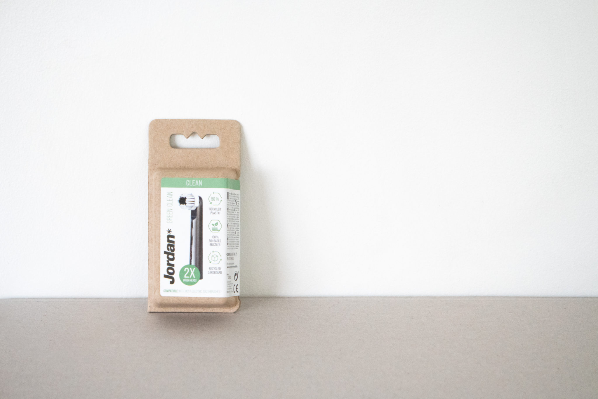 børstehoder til elektrisk tannbørste i miljøvennlig pakning på benk