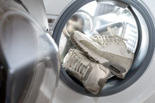 Vaske sko i maskinen. Foto